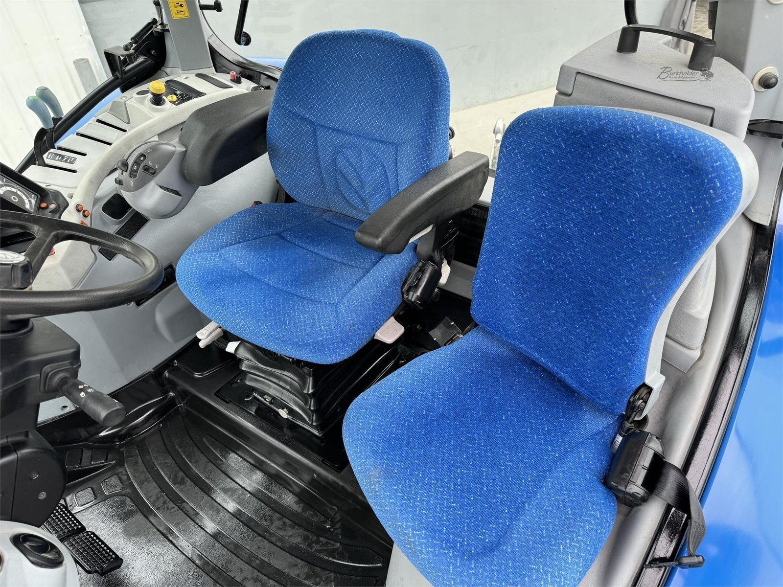 2012-New-Holland-T6050-15.jpeg