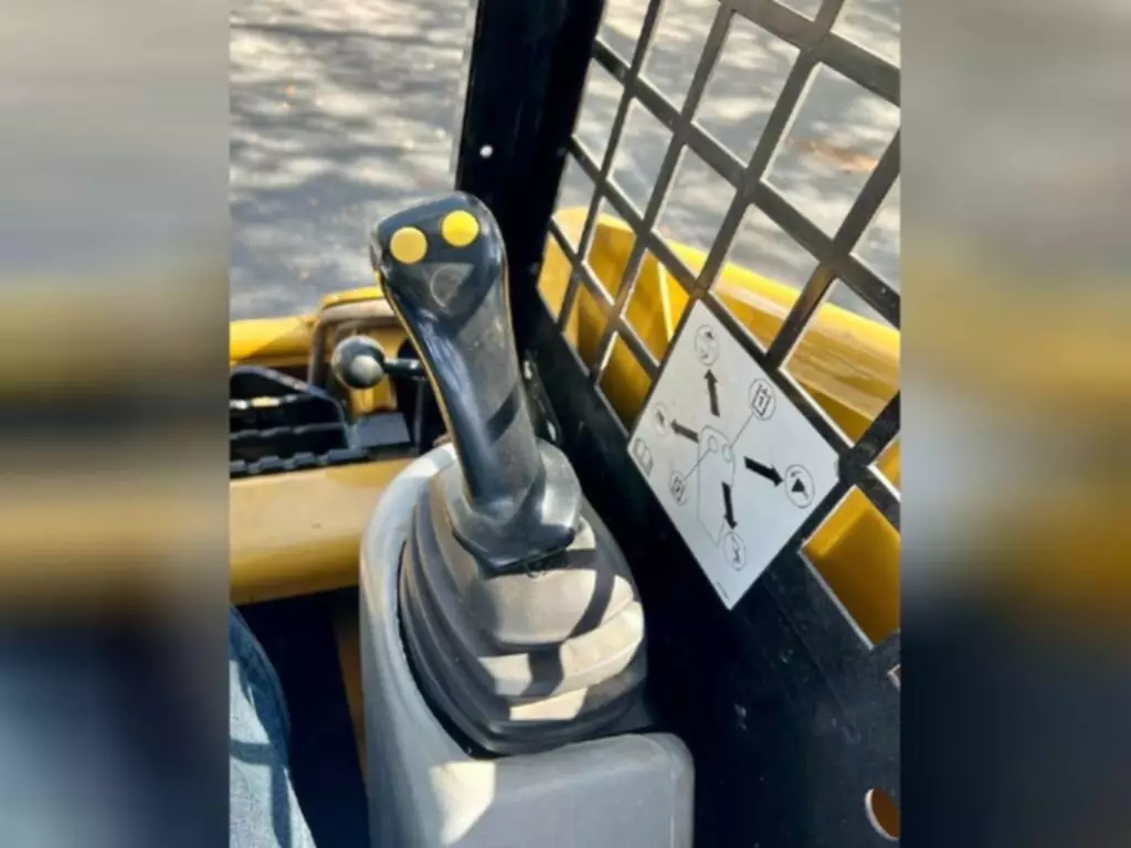 2021-CATERPILLAR-216B3-Skid-Steers-8.webp