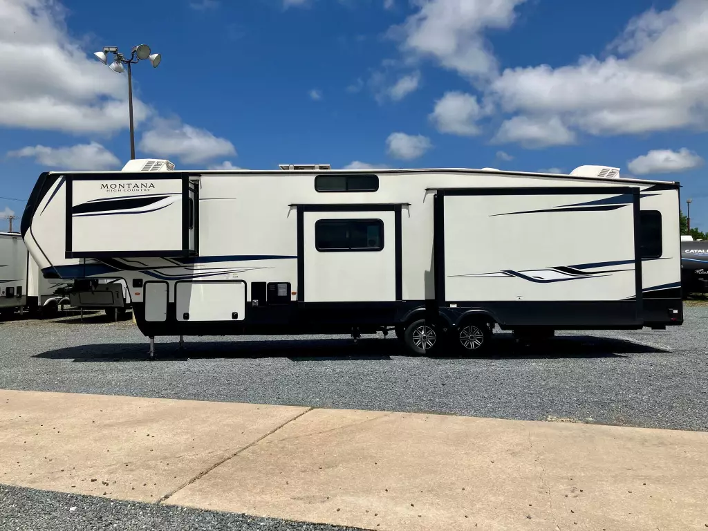2023-Keystone-Montana-High-Country-385BR-RV-16.webp