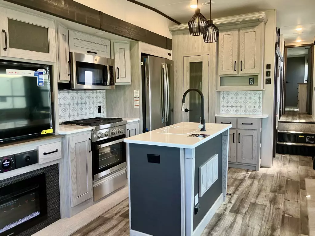 2023-Keystone-Montana-High-Country-385BR-RV-6.webp