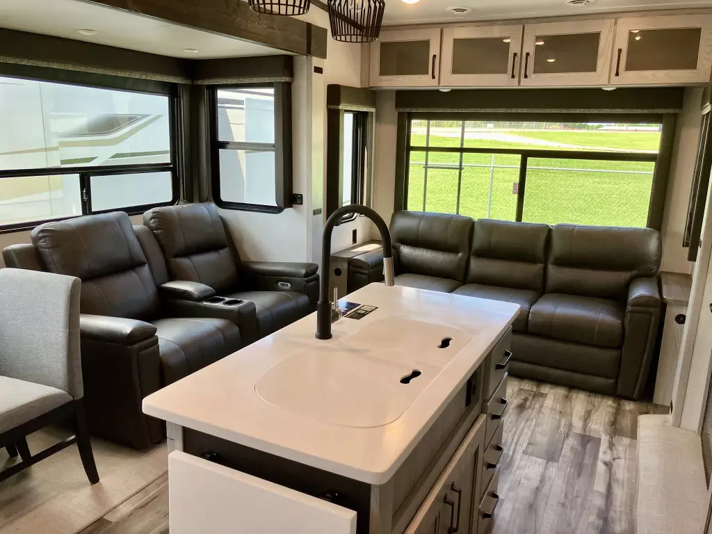 2023-Keystone-Montana-High-Country-385BR-RV-7.webp