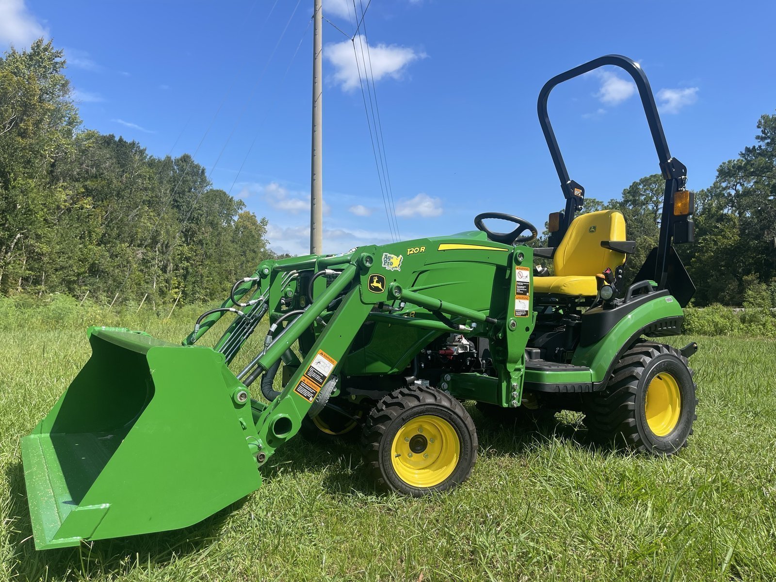 John-Deere-1-Series-Sub-Compact-Utility-Tractors-1025R.jpg