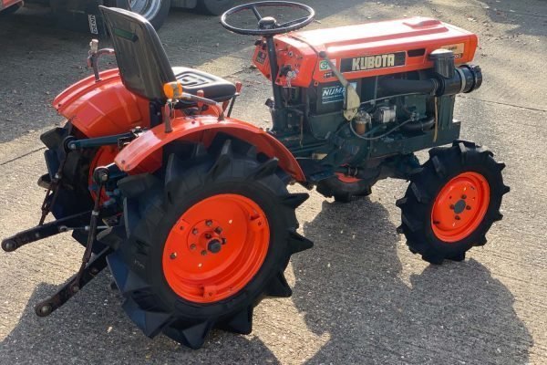 Kubota-B700_3.jpg