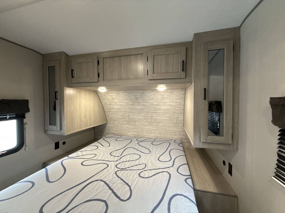 2024_coachmen_catalina_legacy_323bhdsck_wlwa2690526_impel-capture_close-up_bedroom-1