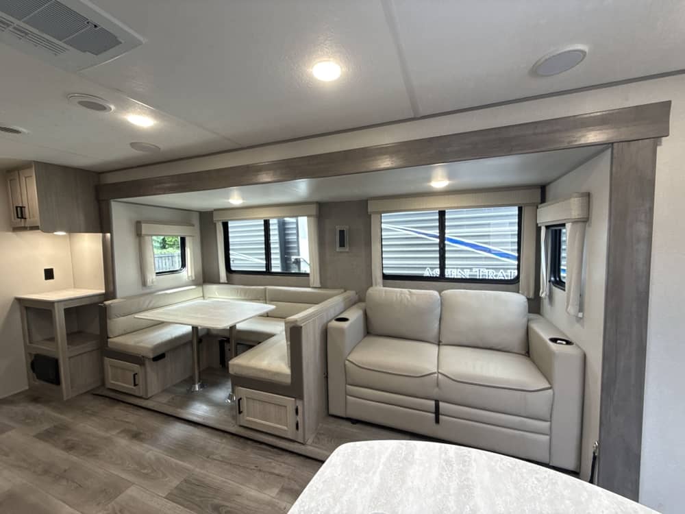 2024_coachmen_catalina_legacy_323bhdsck_wlwa2690526_impel-capture_close-up_cabinet-1