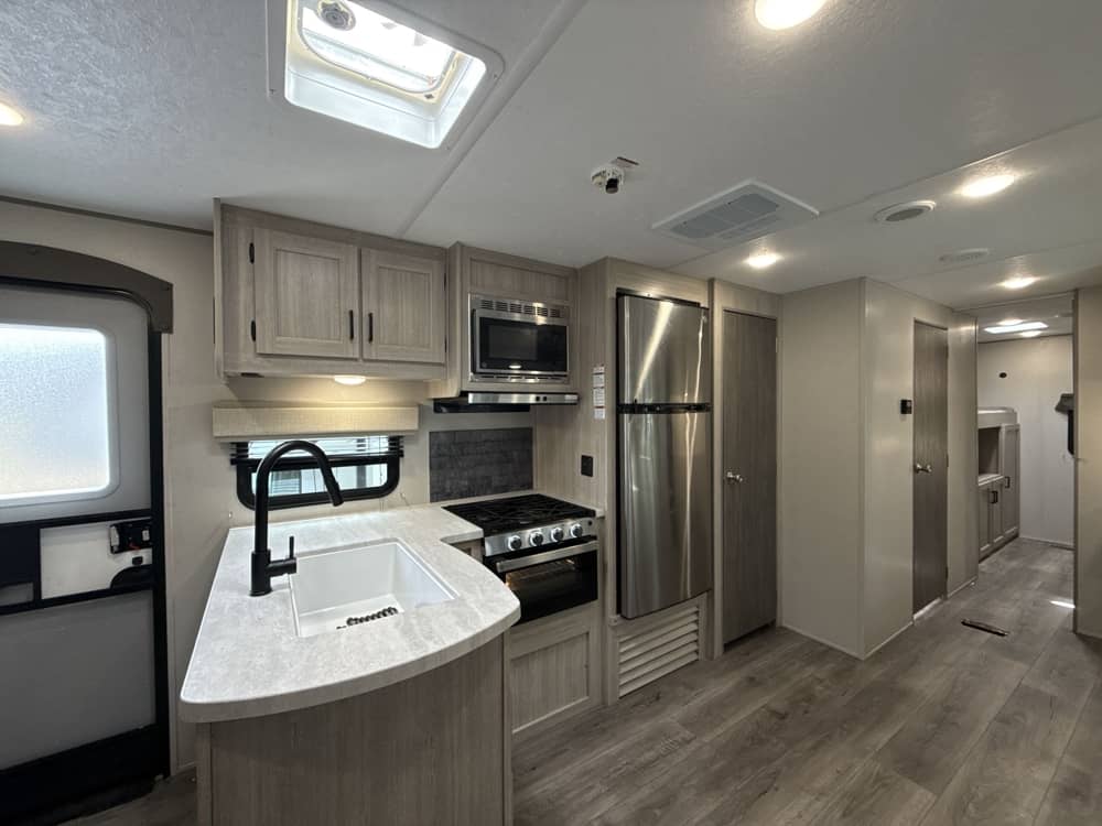 2024_coachmen_catalina_legacy_323bhdsck_wlwa2690526_impel-capture_close-up_cabinet-2