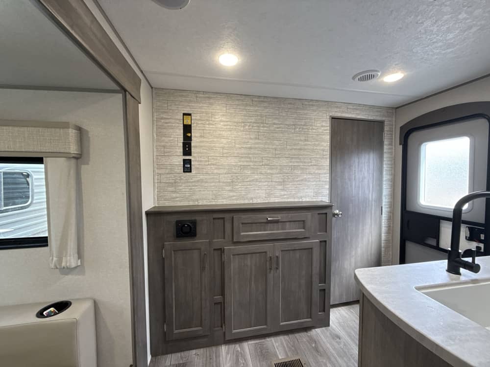 2024_coachmen_catalina_legacy_323bhdsck_wlwa2690526_impel-capture_close-up_entertainment-center