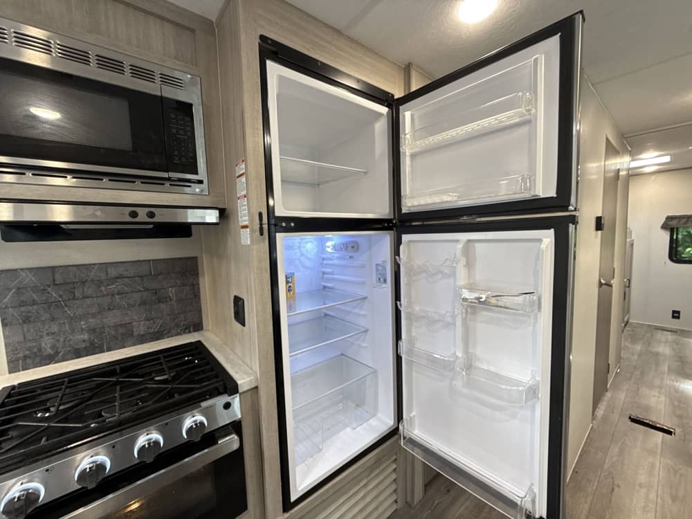 2024_coachmen_catalina_legacy_323bhdsck_wlwa2690526_impel-capture_close-up_fridge-open