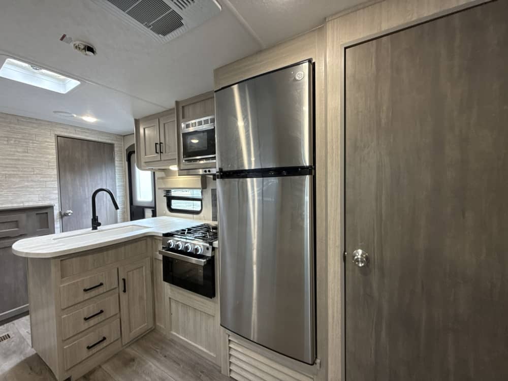 2024_coachmen_catalina_legacy_323bhdsck_wlwa2690526_impel-capture_close-up_fridge