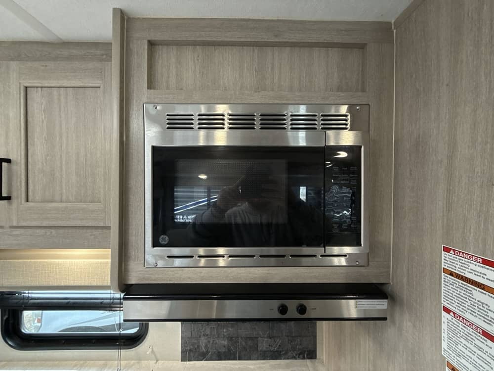 2024_coachmen_catalina_legacy_323bhdsck_wlwa2690526_impel-capture_close-up_stove-oven-open