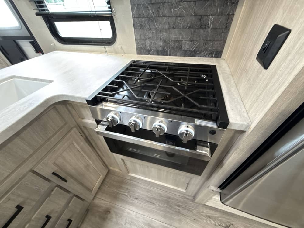 2024_coachmen_catalina_legacy_323bhdsck_wlwa2690526_impel-capture_close-up_stove-oven